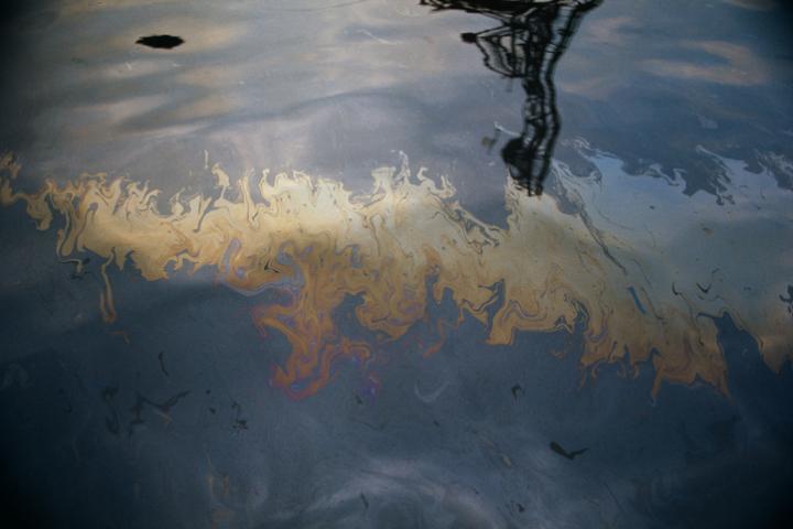 Imagen de archivo de una mancha de hidrocarburos en agua.