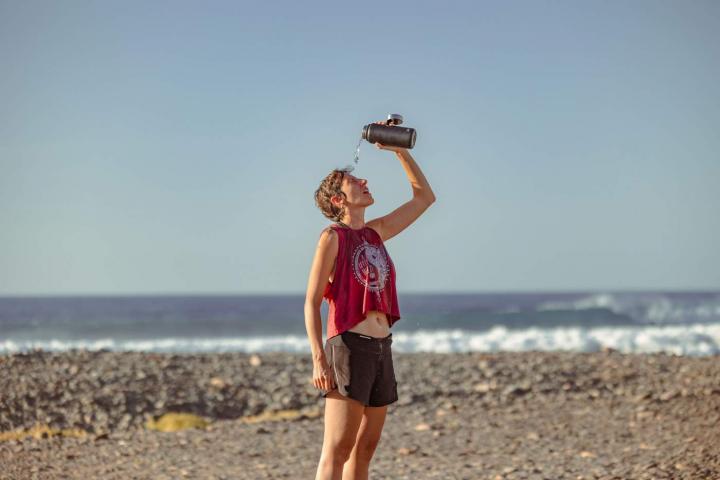 Joven se hidrata después en Fuerteventura