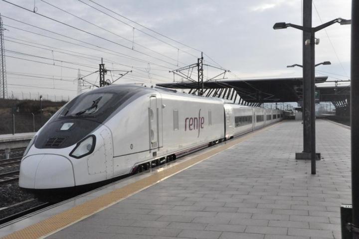 Un tren Avril de Talgo en la estación de Burgos.