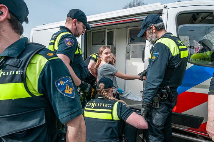 Imagen de archivo de la activista climática Greta Thunberg, siendo arrestada por las fuerzas del orden durante una protesta.