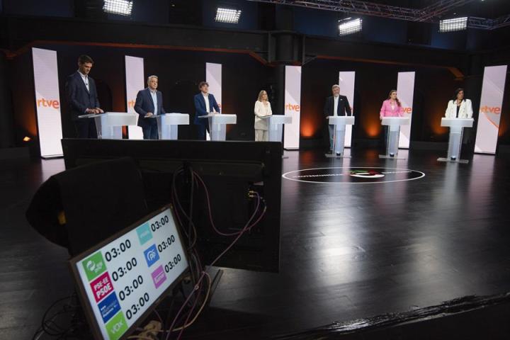 Los candidatos del primer debate vasco, junto a los moderadores