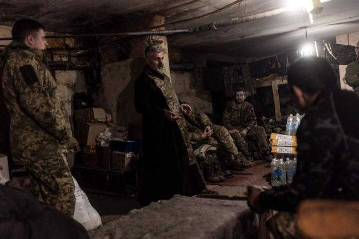 Soldados ucranianos en un refugio