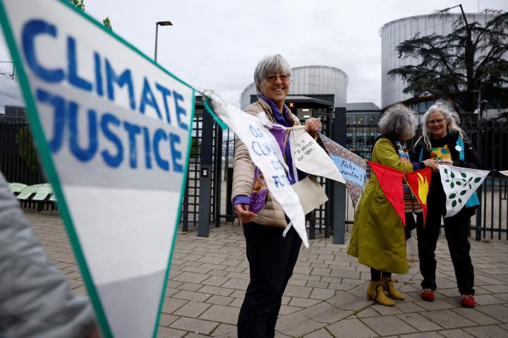 Varias de las ancianas que han denunciado a Suiza por inacción climática, ante la sede del Tribunal Europeo de Derechos Humanos (TEDH) en Estrasburgo (Francia).