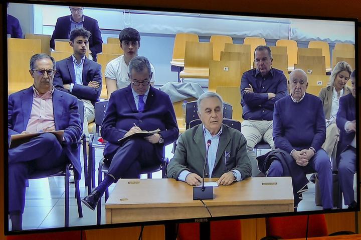 Captura de la señal institucional de las declaraciones de Joaquín Barceló, uno de los amigos más cercanos de Eduardo Zaplana y supuesto testaferro del exministro y expresident de la Generalitat, durante la tercera sesión del juicio del caso Erial, sobre una supuesta trama de comisiones ilícitas y blanqueo de capitales.