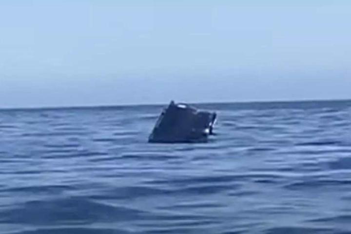 El coche afectado poco después de caer del ferry