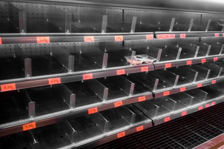 Estanterías de supermercados vacías
