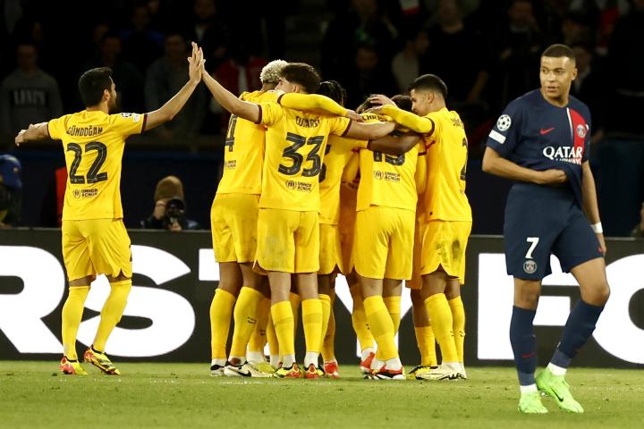 Mbappé mira mientras que los jugadores del FC Barcelona celebran el gol del 2-3