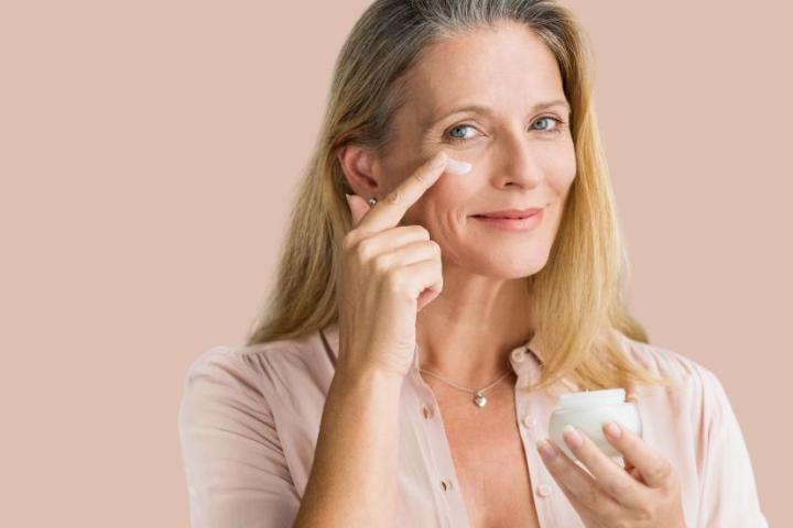 Una rutina facial para mayores de 50 incluye distintos productos elaborados con fórmulas antiedad e hidratantes.