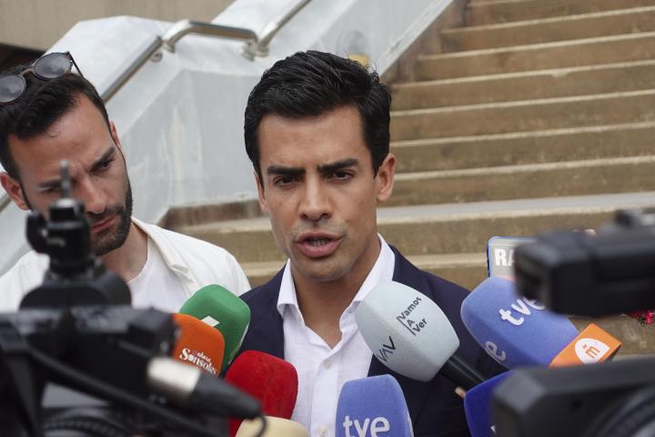 El abogado de la familia de Arrieta en España, Juan Gonzalo Ospina, atiende a los medios este jueves.