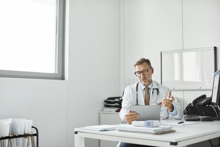 Imagen de archivo de un médico en su consulta.