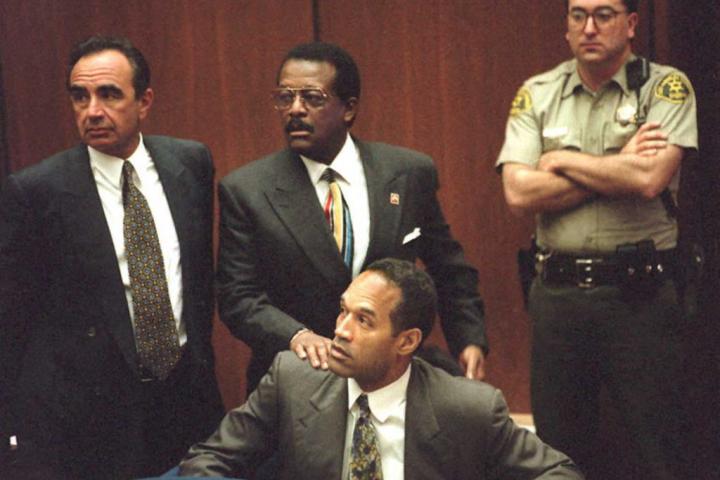 O.J. Simpson, junto a sus abogados, durante el juicio por la muerte de su exmujer y un amigo en 1994
