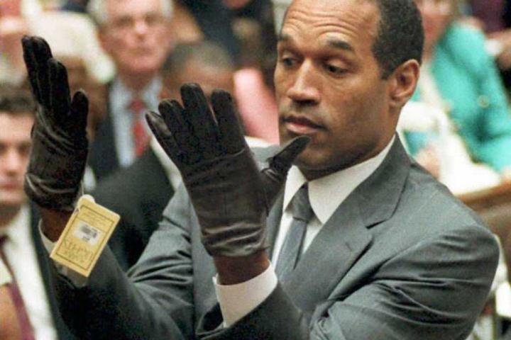 O. J. Simpson, probándose los guantes en el juicio