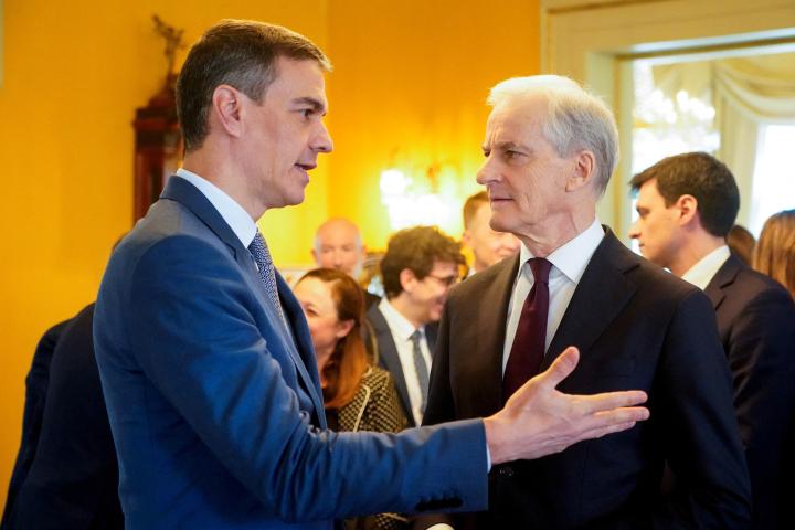 El primer ministro noruego, Jonas Gahr Store, recibe al presidente Pedro Sánchez en Oslo.