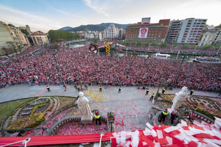 alt="alt="El público celebra la Copa hoy jueves junto al ayuntamiento de Bilbao.""