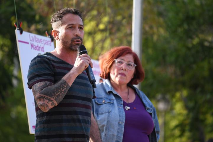 El secretario de Organización de IU, Ismael González, interviene en el acto de la pegada de carteles de inicio de campaña de Podemos en Madrid