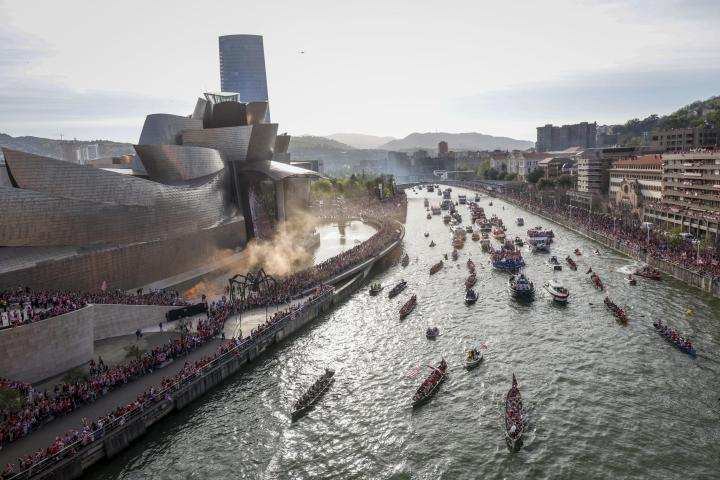 alt="alt="La gabarra 'Athletic' que transporta al equipo rojiblanco campeón de la Copa del Rey el pasado sábado en Sevilla recorre este jueves, su travesía por la ría del Nervión entre aficionados.""
