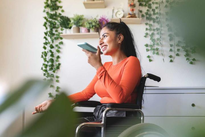 Mujer hablando por el móvil