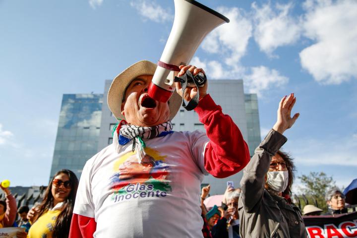 Simpatizantes del ex vicepresidente de Ecuador, Jorge Glas se manifiestan en los exteriores de la Corte Nacional de Justicia en Quito.