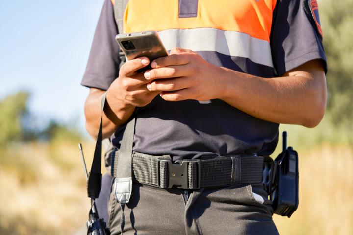 Un agente poniendo una multa.