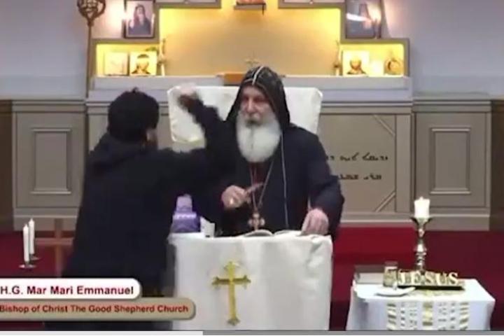 Captura del vídeo retransmitido en directo en el momento en el que el atacante se dispone a apuñalar al sacerdote.