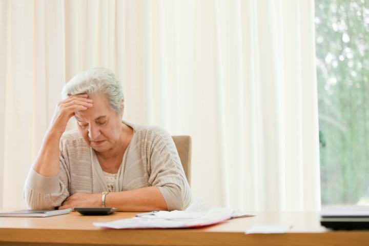Imagen de archivo de una mujer preocupada por sus facturas.