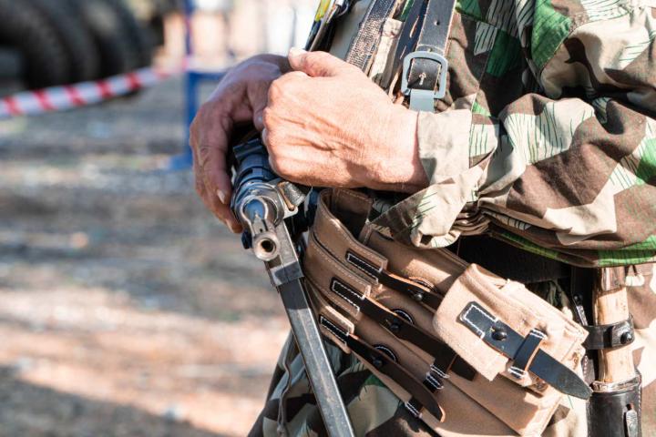 Soldado caminando con un rifle