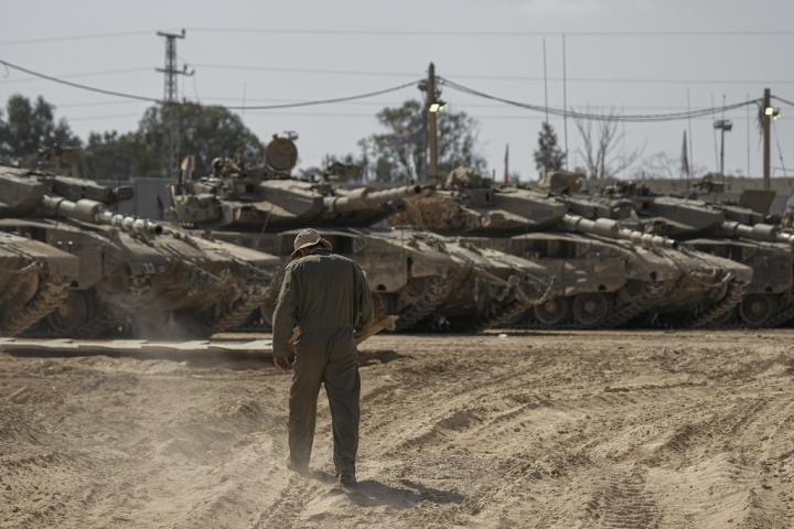 Un soldado israelí trabaja en los tanques israelís desplazados a Gaza.