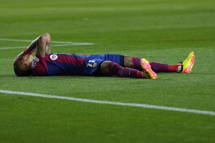 El delantero del FC Barcelona Raphinha se lamenta durante el partido frente al PSG