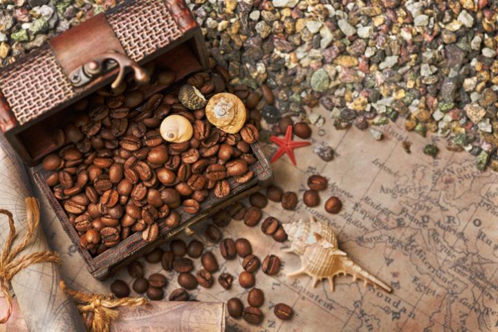 Imagen de granos de café en un cofre.