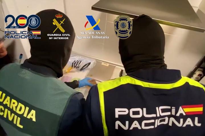 Dos agentes de la Policía Nacional y Guardia Civil en la operación conjunta contra el narcotráfico en El Estrecho.