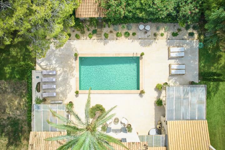 Imagen de archivo de una casa con piscina.