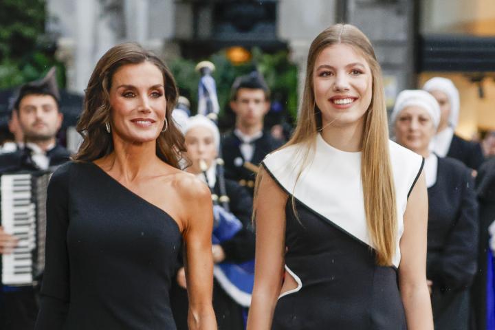 La infanta Sofía junto a la reina Letizia en los últimos Premios Princesa de Asturias.