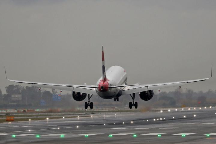 Un avión, en pleno aterrizaje