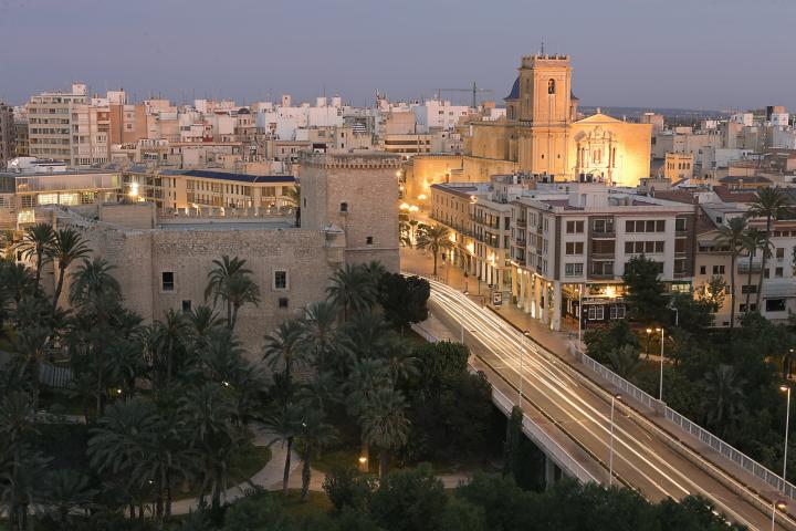 Vista del atardecer de Elche, donde se ha vendido el primer premio de la Lotería Nacional del jueves 18 de abril.