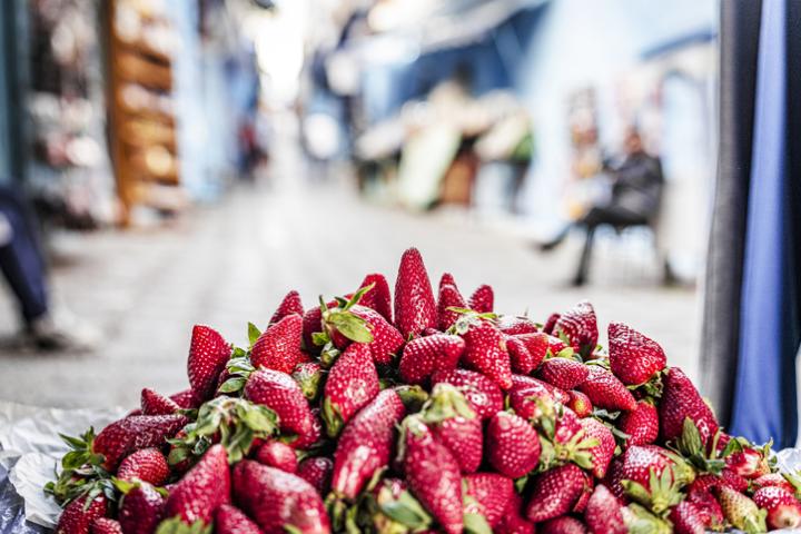Imagen de archivo de fresas a la venta en un mercado de Marruecos.