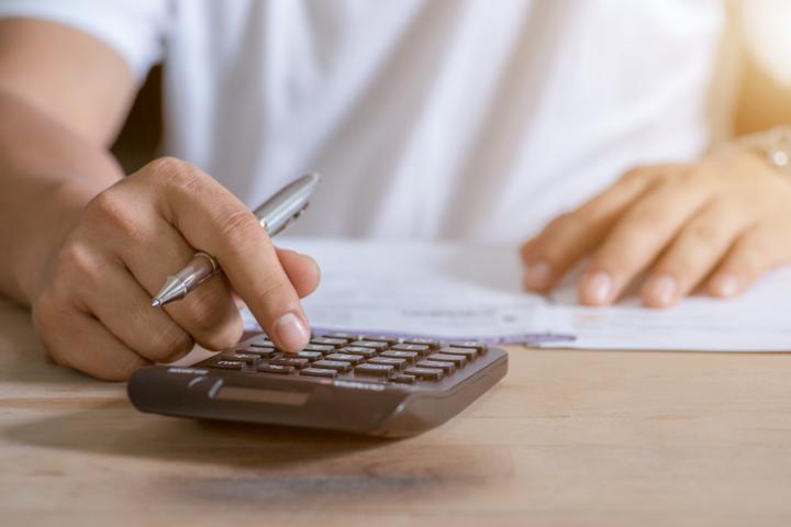 Imagen de archivo de una persona realizando cálculos.
