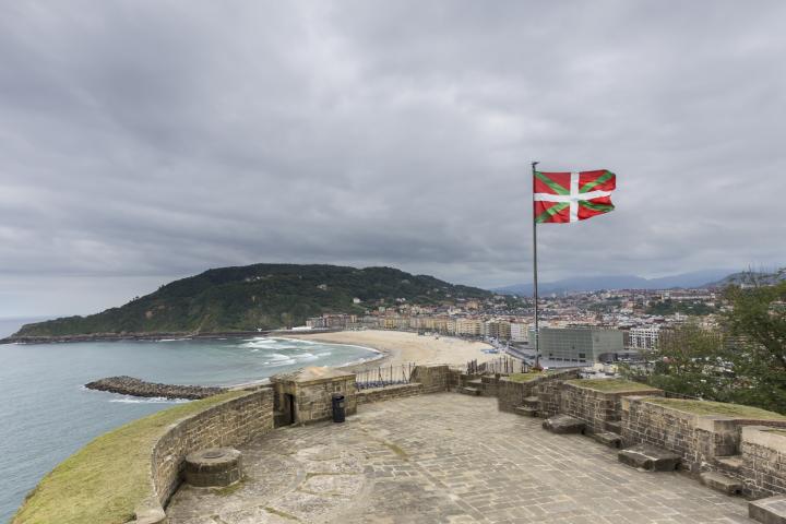 Playa de la concha con la bandera del País Vasco.