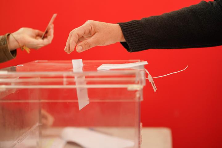 Una persona votando en las elecciones vascas.