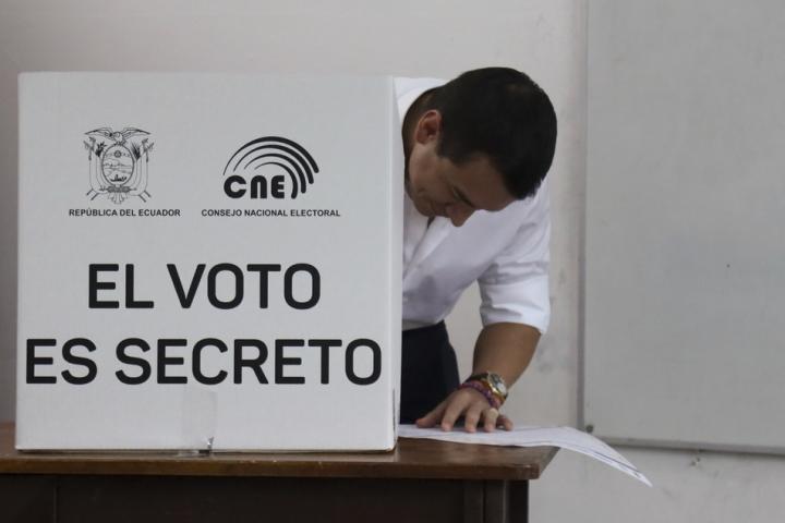 El presidente Daniel Noboa participa en el referéndum propuesto este domingo.