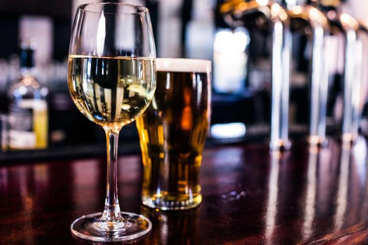 Una copa de vino y una cerveza en una imagen de archivo.