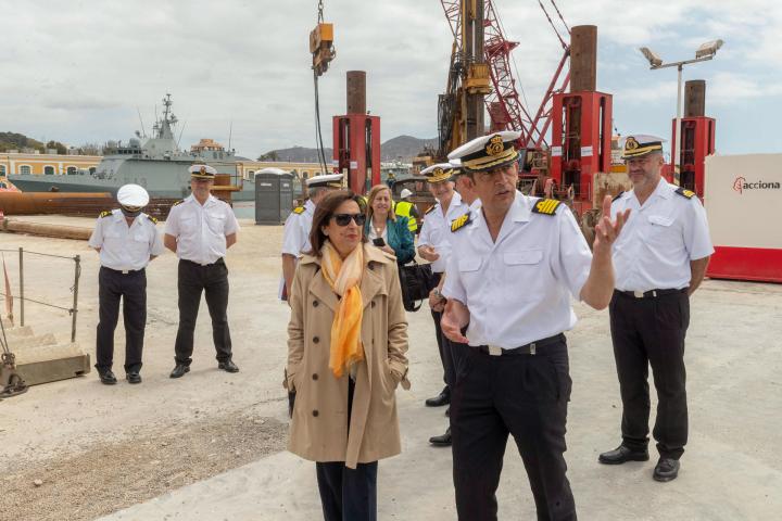 CARTAGENA, 22/04/2024.- La ministra de Defensa, Margarita Robles (c) acompañada por el comandante de la flotilla de submarinos Perdo Márquez (2d), entre otros, durante un momento de su visita al Arsenal de Cartagena este lunes.