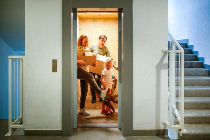 Familia entrando en el ascensor