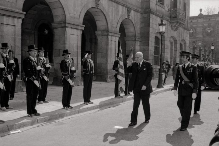 Josep Tarradellas, en su regreso a Cataluña durante la Transición