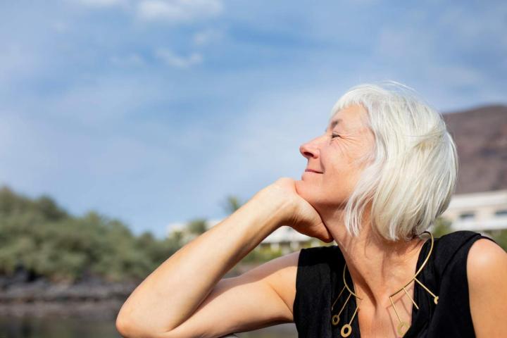 Mujer disfrutando del sol