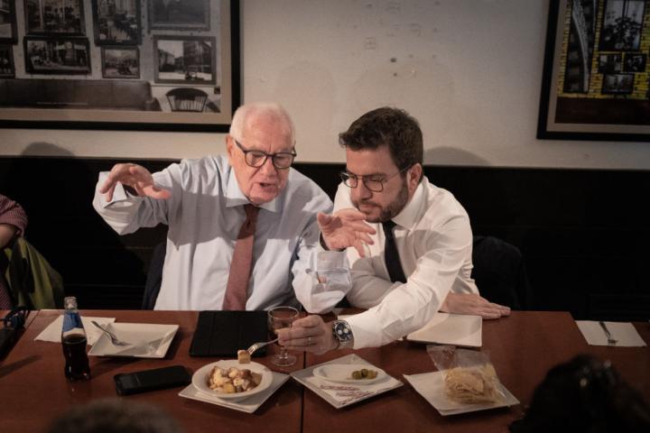 Pere Aragonès toma un aperitivo con su compañero de partido Ernest Maragall