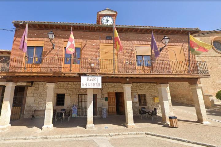 Vista del exterior del bar La Plaza, en Fuentelcésped (Burgos).