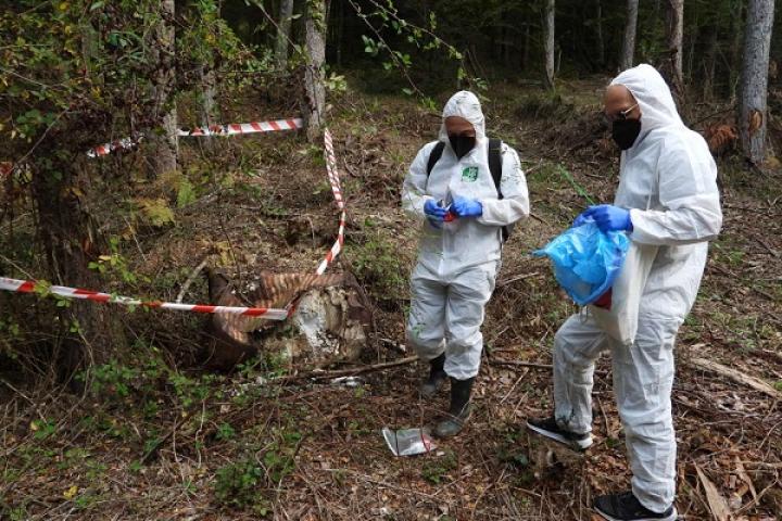 Dos miembros de Ecologistas en Acción recogen muestras de lindano en un monte.