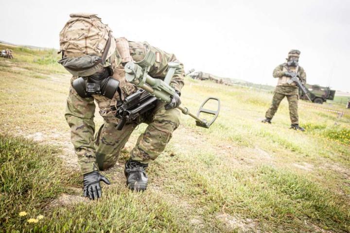 La Compañía de Zapadores, con equipo de protección NBQ.