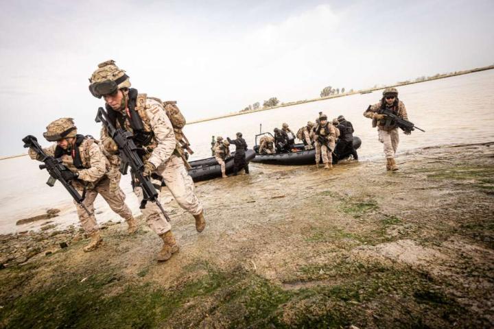 La Infantería de Marina desembarca en la ribera del Guadalquivir.