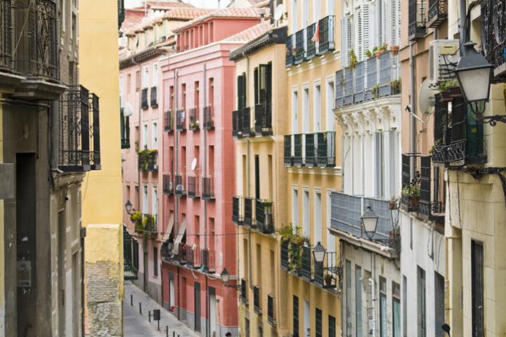Imagen de archivo de varios bloques de viviendas en Madrid.